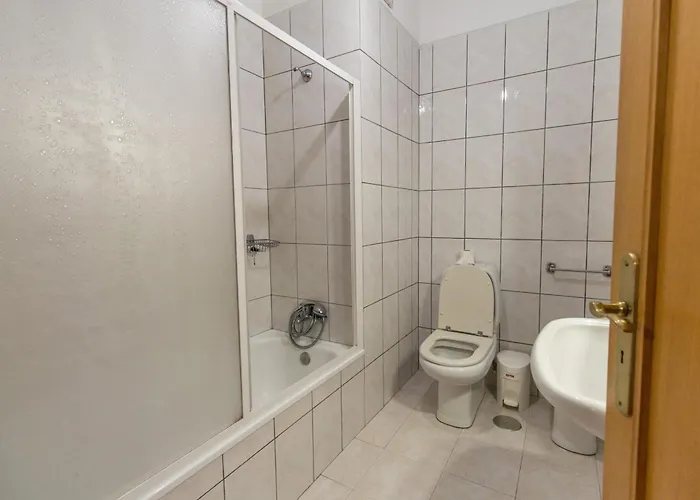 Quinta Da Armada, Em By House And People